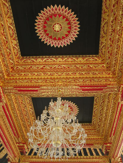 ...in seinem Prunk-Palast...