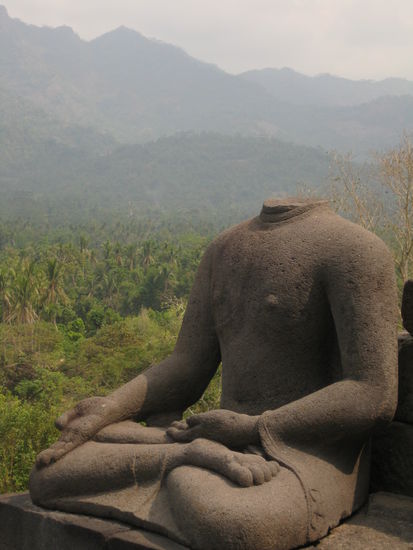 hier noch etwas kopflos der gute Buddha...