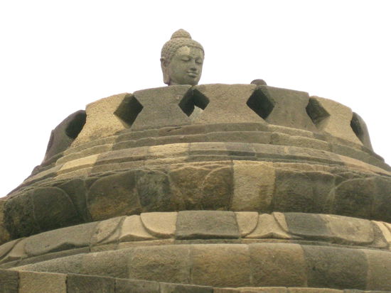 ah ja, da hat er sich versteckt! In der Badewanne hat er sich alleine einfach ein Schaumbad eingelassen.