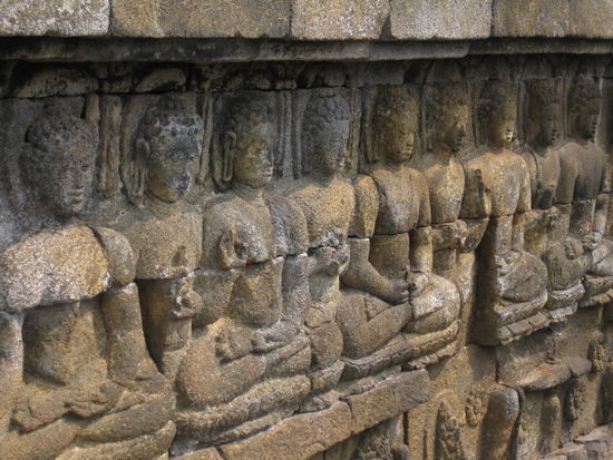 bei den fast 1000 grosses, kleinen, runden, gelben, grauen, dicken und duennen Buddha-Statuen hat man irgendwann vor luter Buddhas den Tempel nicht mehr gesehen...