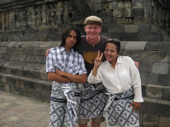 und ja, ich habe ein Sarong getragen (schoen schottisch frei schwingend drunter  ), schliesslich achte die Sitten und Gebraeuche einer jeden Religion