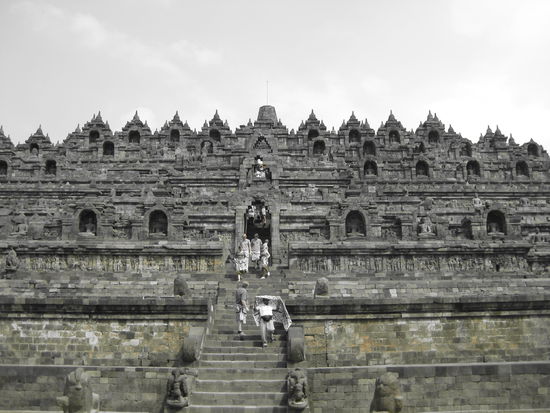 so! was die Hindus koennen, koennen wir schon lange! und zwar noch groesser und besser und sowieso: "Immer zweimal mehr wie du, Hindu!"