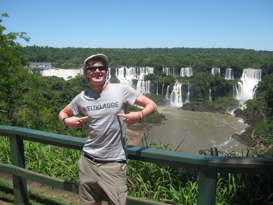 diese kleine, aber feine Wort beschreibt am ehesten die Gefuehlslage bei der Besichtigung der Iguace Falls, hier allerdings zunaechst aus weiter Ferne...
