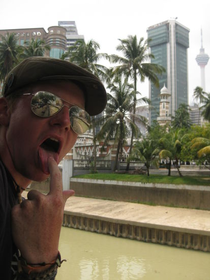 12 Uhr mittags. 32 Grad im Schatten. Umgerechnet 9,5 Stunden fasten und schon die Schnauze voll.