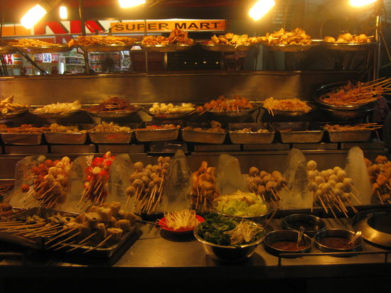 da man sowieso nicht versteht, aus was die Spiesse zusammengewurschtelt sind, entscheidet man spontan nach Bauchgefuehl. Dieses kann sich allerdings in manchen Faellen zu spaeterer Stunde auch wieder bemerkbar machen, dieses Mal aber in negativer Form...