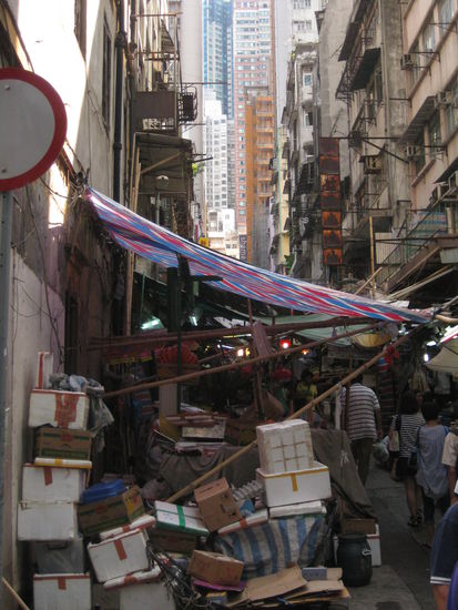 zu Fuessen der fein herausgeputzten und in der Sonne glaenzenden Hochhauesern mit ihren Pinguinen gehts ab ins bunte Getuemmel zu den Kisten mit Allerlei Ess- und nicht Essbarem 