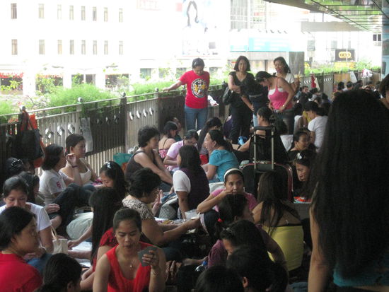 grosses Hallo beim traditionellen Pappkarton-Picknick am Familiensonntag auf dem Boden vor dem Hauptbahnhof