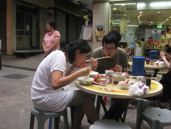 nicht gerade das, was wir unter einem romantischen Dinner verstehen wuerden, aber wie sonst soll man auch Suppe mit Staebchen essen? und wenn die Freundin genauso ist, muss einem das auch nicht mehr peinlich sein, so einfach ist das 
