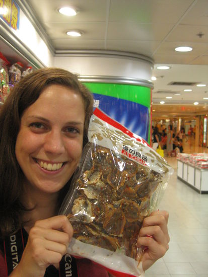 hmmm, getrocknete Mini-Rochen? plattgedrueckte Echsen? gebuegelte Kugelfische? Man weiss es nicht genau, aber Dreck reinigt den Magen, ne? 