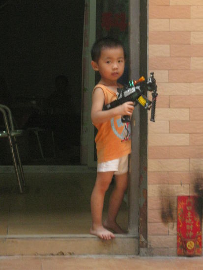 an wie Waffen, Jungs!