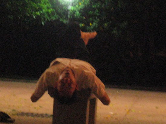 immerhin haben wir es noch bis zum Hostel geschafft und mussten nicht mit der Parkbank vorlieb nehmen wie der Siebenschlaefer-Kollege hier 