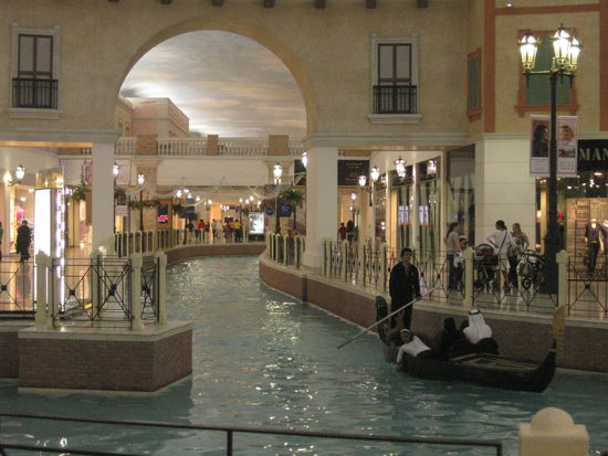 Venedig? Viel zu weit weg, wie holen uns unsere privaten Gondolieri in unsere Mall, denn neben der Eislaufbahn ist ja eh noch Platz...