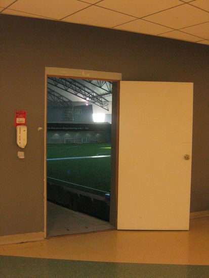 Wie beim "Raum der Wuensche": Tuer auf und zakk, hat man ein astreines Hallen-Stadion (das Wort ist doch schon ein Paradoxon!).