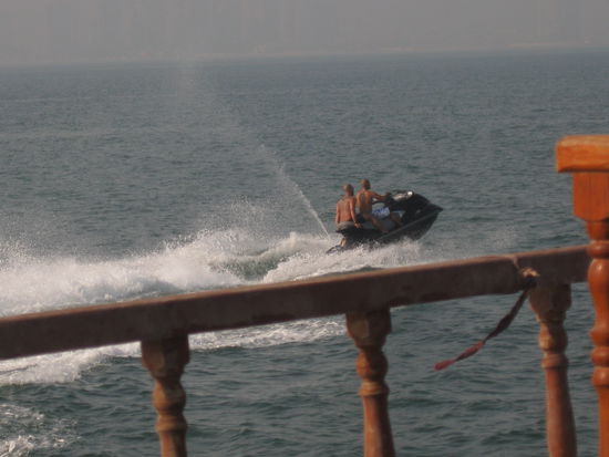 wenn man zu viel Geld hat und dazu noch das Benzin an jeder Ecke aus der Erde sprudelt, faehrt man halt den ganzen Tag Jetski...