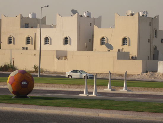 Naja, immerhin ein Alibi-Fussball auf die Strasse geklebt. Daumen Hoch!
