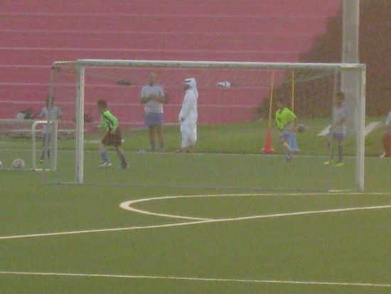 Wenn dass mal nicht grosser Fussballer werden, die da von dem reichen Mann in weisser funkt&amp;#305;oneller Sportkleidung trainiert werden...