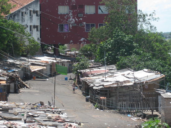Die Armut hat im Vergleich zu Brasilien deutlich zugenommen, dafuer sind die Menschen selbst im Favela genau so freundlich und grinsen einen immer noch mit erhobenem Daumen an