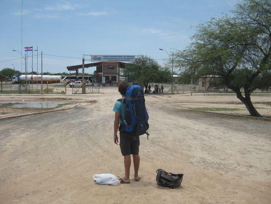 Hier wussten wir noch nicht, das dieser belebte Platz fuer die naechsten 14 Stunden unsere Heimat werden wollte...