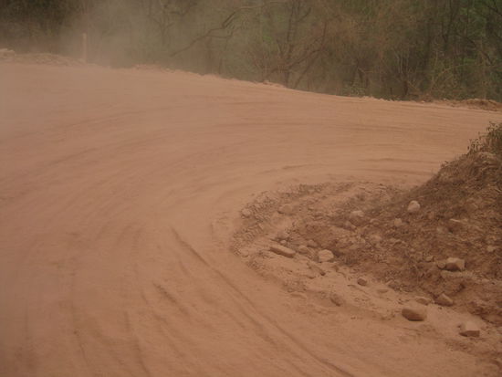 So sahen die "Strassen" die meiste Zeit ueber aus und da kann man sich die Qualen des kleinen Busmotors vorstellen, bei dem Versuch, nicht wieder nach unten zu rutschen...