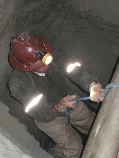 war gar nicht so einfach, wie´s aussieht und das Seil mit seinen Knoten hat nebenbei auch meine Hose an einer empfindlichen Stelle maltretiert, aber Tio beschuetzt ja ab jetzt alles in dem Bereich 