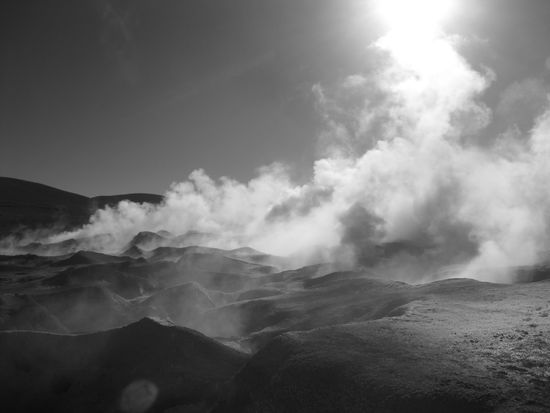 sieht gar nicht so heiss aus, aber vor ein paar Jahren sind einem japanischen Touristen beide Beine angebrannt, als er fuer ein Foto vor dem Geysir zu weit zureuckgegangen ist
