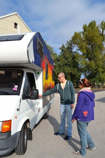 "Hm, das versteh ich nich. Wie geht das denn hier auf?"