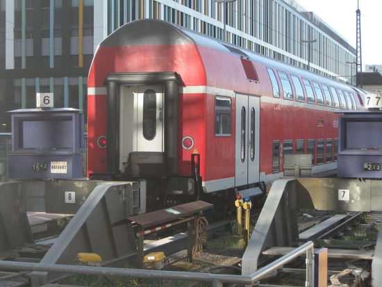 tja, da steht der darauffolgende zug rum, aber meinste, der macht die türen auf oder fährt los?