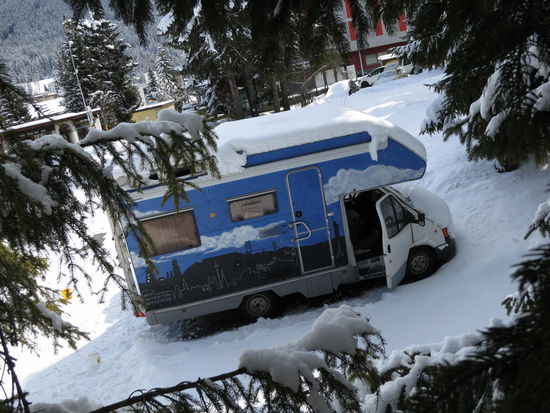 Sieht gar nicht so viel aus der Schnee auf dem Dach, doch beim Schüppen kommt gefühlt die ein oder andere Tonne zum Vorschein
