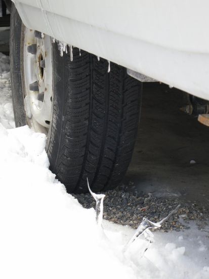 messerscharfe Eiszapfen versperren den beschwerlichen Weg zu den Hinterreifen , doch schließlich gelingt es mir, die nötigen Steinchen auf die Eisfläche zu platzieren