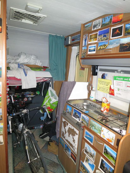 Die Interior-Einteilung wurde im Laufe der Reise noch erheblich gen Optimum gebracht, hier noch mit dem Zweitgefährt im Wohnzimmer 