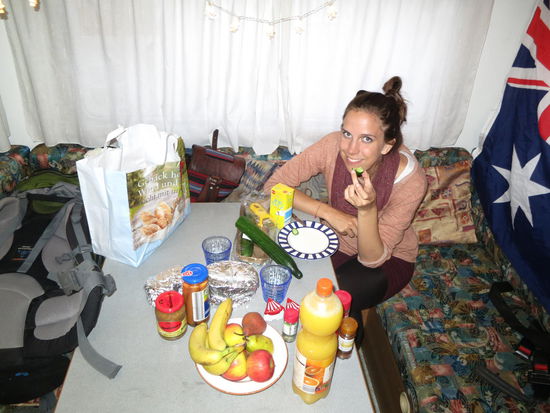 Doch Reichhaltigkeit und Gesundheitsbewusstsein kann man uns dagegen nicht absprechen (auch wenn das Auffüllen des Obsttellers bzw irgendwann auch der Teller selbst im Laufe der Reise in Vergessenheit geraten sind)