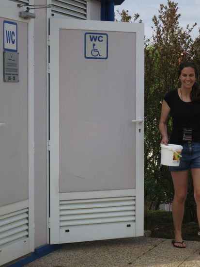 gegen Ende der Prozedur mussten wir zugegebenermassen ethisch nicht ganz korrekterweise noch fuer den ein oder anderen Eimer auf die Toilette fuer "Menschen mit Behinderung" ausweichen 