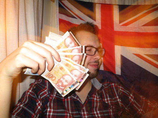 voll schön, wie früher in Zeiten des Franc, der Gulden oder Peseten:Man kriegt wieder fremde Scheine in die Hand bei der Einreise und kann ganz locker mit dem Stundenlohn eines deutschen Studenten im Club wedeln und in kroatischen Geldern siehts auf einmal richtig viel aus! 