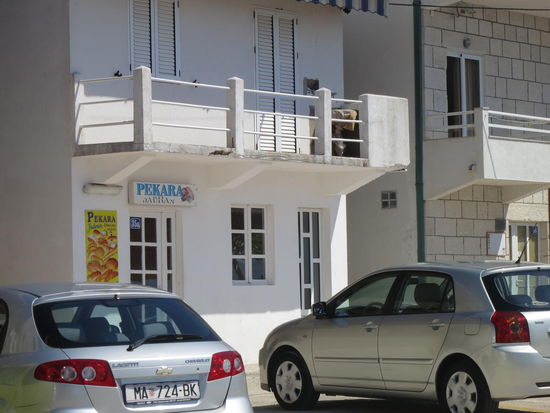 Der kleine dunkle Fleck direkt links unterm mittleren Pfosten: Mein Werk 