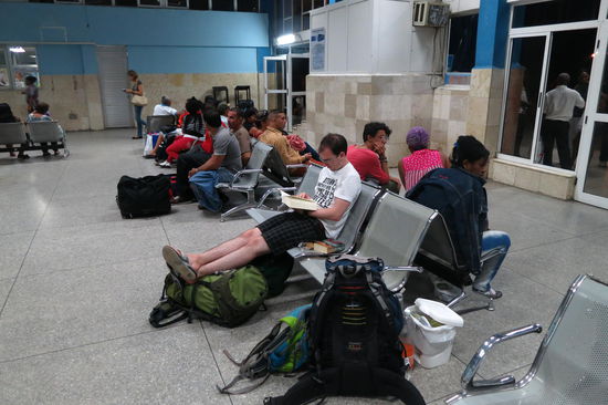 Füße hoch, Buch in die Pfoten und fast fühlt sichs an wie zuhause auf der Couch