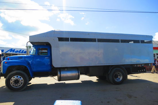 Schweinetransport bei 52 Grad Raumtemperatur? Kein Scherz, die locals fahren tatsächlich zusammengepfercht teilweise stundenlang in diesen Gefängnissen durchs Land, wenn sie knapp bei Kasse sind und nichts anderes leisten können