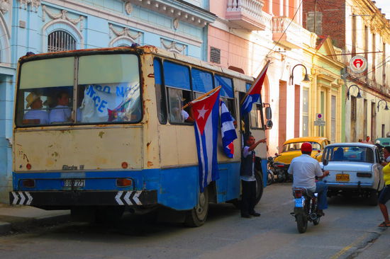 Oder doch politisch angehaucht  mit der neuen regime-treuen Generation auf Wahlkampagne?