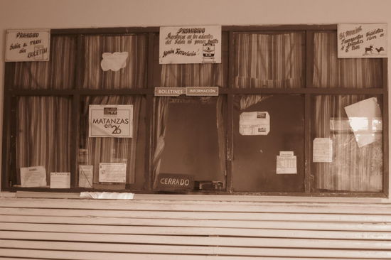 "cerrado"? geschlossen? is doch quatsch, bedeutet nur, dass man den dahinter auf dem Boden schlafenden, service-orientierten Mitarbeiter des Monats wach rütteln muss und schon kriegt man eine zufriedenstellende Info...