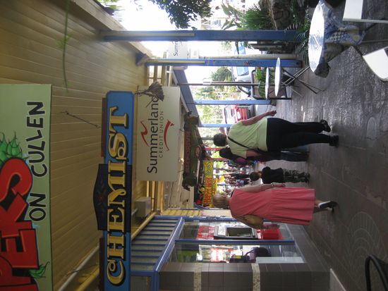 Sorry, ich hab auf dem Computer leider kein Bildbearbeitungsprogramm, wo sie drehen koennt! Aber legt euch einfach auf den Tisch, dann seht ihrs richtig rum