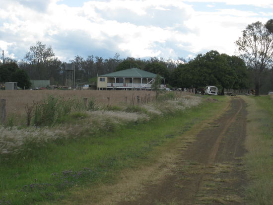 Hier die Einfahrt. Des auf der rechten Seite sollen wir alles mal weg gejaehtet haben. Ich war leider keine so grosse Hilfe!