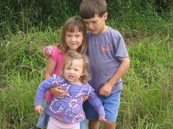 Dafuer die drei umso mehr.
Die Kinder waren absolut suess! Alle drei kleine Schaetze. Aber auch sehr laut!