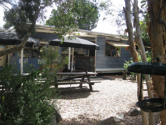 Hier mein Hostel! Mit Grill, Haengematratzen, Pool! I love it!