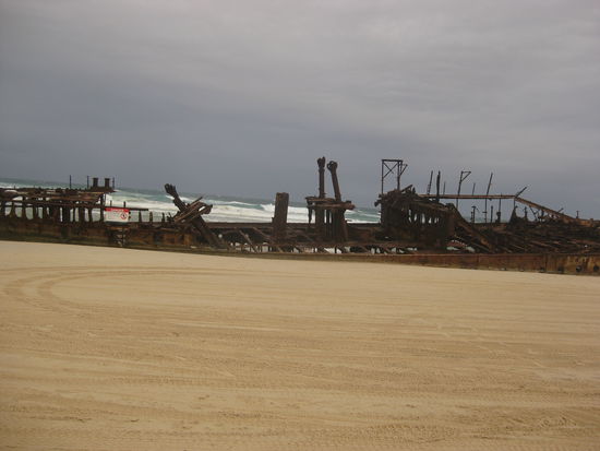 Ich hatte mich so auf ein Piratenschiff gefreut, aber es ist leider nur ein Kreuzfahrtschiff. Wurde irgentwann angespuelt. Ich hab leider nur vergessen wann. Hier war Ebbe, wenn wir zur Flut da waren, war das komplette Schiff unter Wasser.