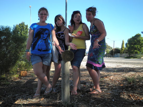 Hier mal 4 der Maedels! Ich, Sherissa, Kammy und Arienne!