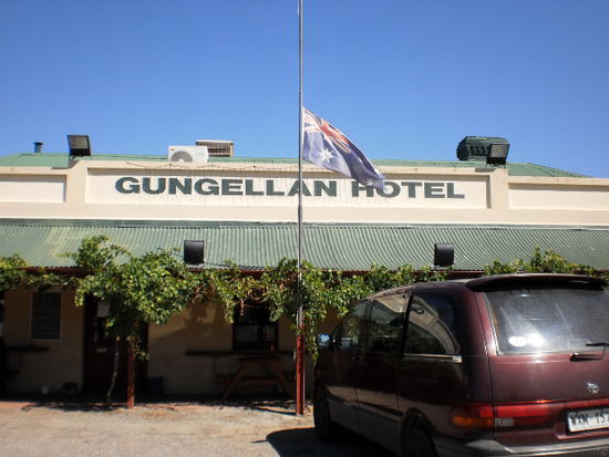 Eigentlich ist das Hotel in Freeling. Aber fuer die Serie wurde es umgenannt und ist so geblieben! In Front seht ihr unser tolles Wwooferauto!