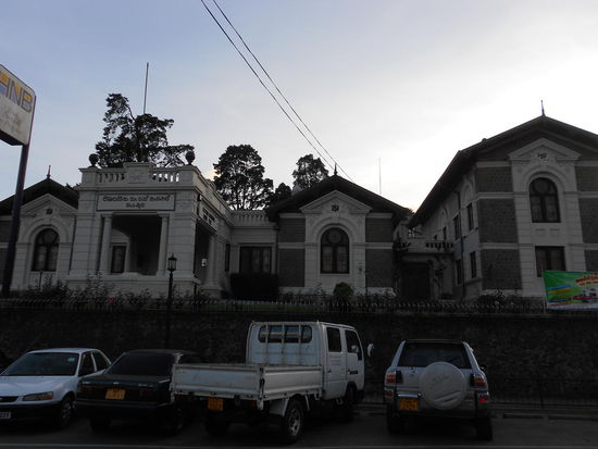 Das Anwesen. Man muss sich nur den hässlichen Jeep wegdenken!