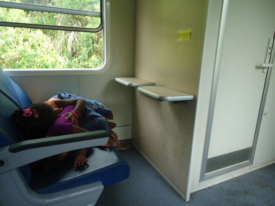 Das wirklich sehr geräumige Abteil im Zug. Und es war so sauber!