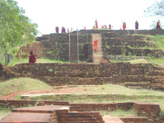 Die Mönche sind kurz nach uns gekommen und der erste den wir gesehen haben hat sofort sein IPad ausgepackt und Fotos gemacht
Aber ich hab mich sofort mit einem angefreundet, weil wir beide die Hälfte unseres Proviants an die Hunde verfüttert haben Er war ganz entsetzt, wo ich gesagt hab, dass sie schon alle meine Kekse gegessen haben