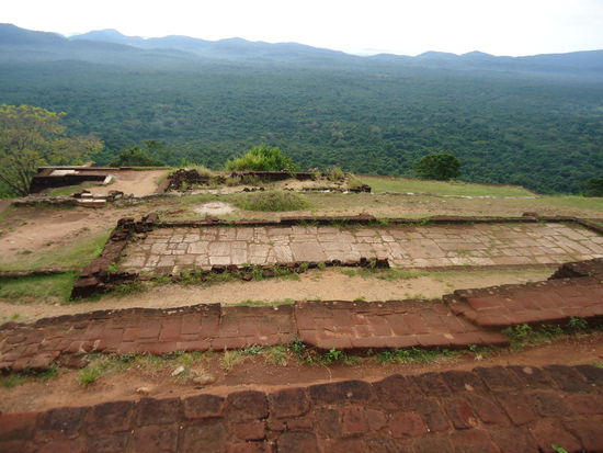 Hier noch der Grundriss von den Gebäuden. Er hatte sogar einen Pool!!! auf dem Berg.