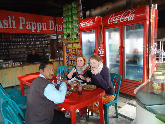 Unser Fahrer und wir, bei einem typischen indischen Frühstück!